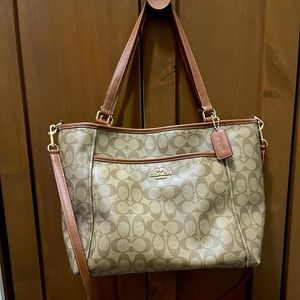 Coach purse, zip top!